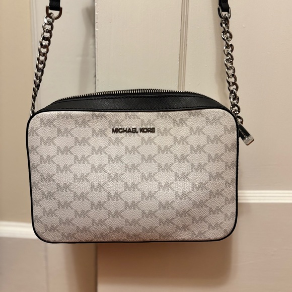 Michael Kors crossbody - Picture 1 of 5